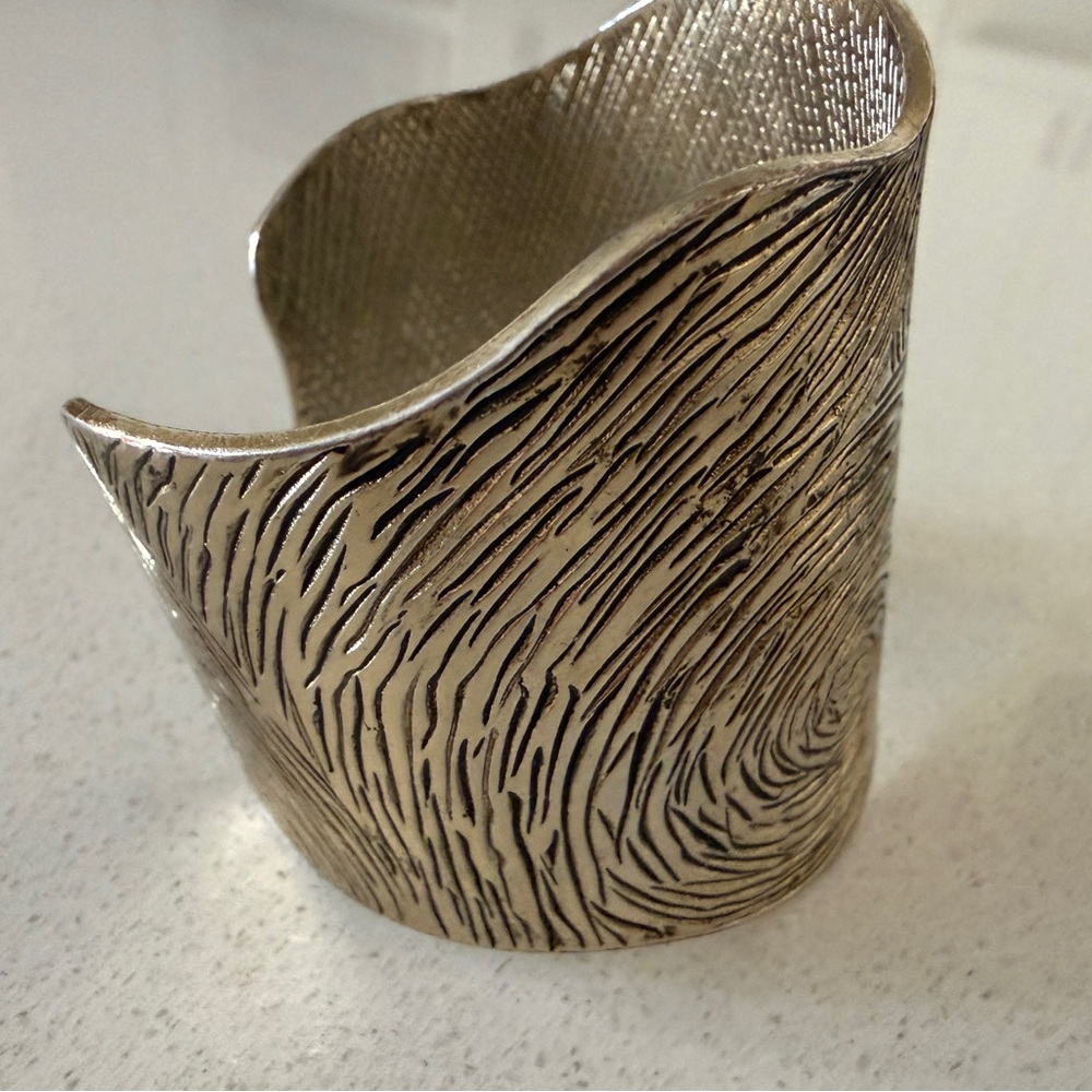 Elegant Textured Cuff Bracelet - Picture 6 of 9